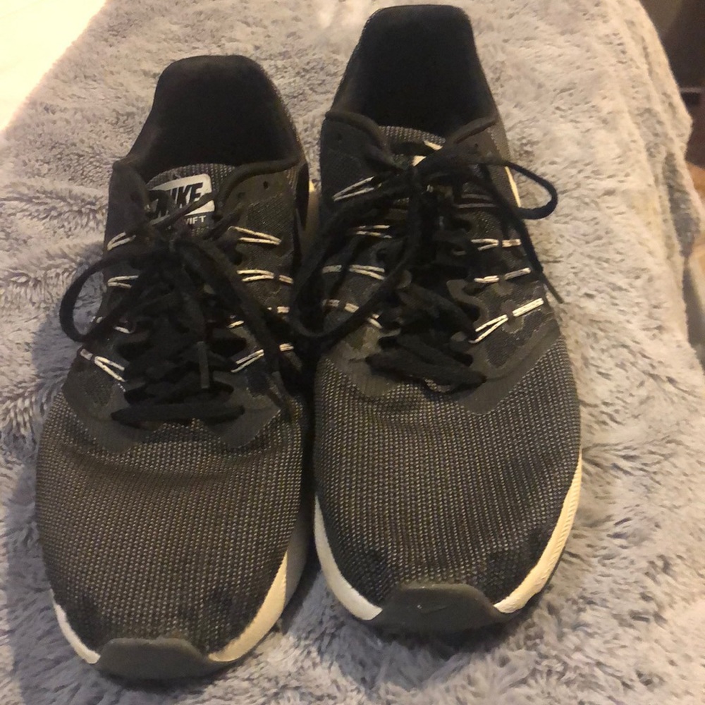 Men’s Nike running tennis shoes